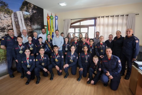Bombeiros Mirins de Canela são recebidos na Prefeitura em reconhecimento à conquista na Olimpíada Estadual
