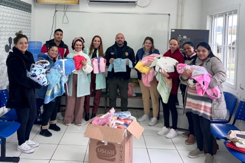 Polícia Civil realiza doação de agasalhos para recém-nascidos em Canela