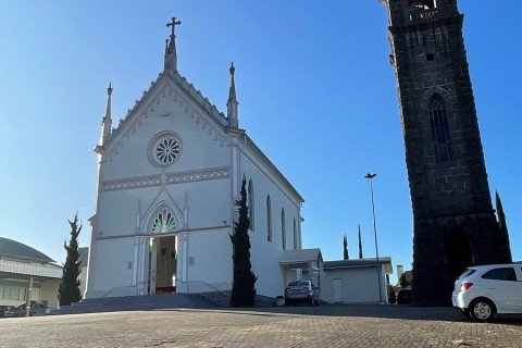 Igreja histórica é parcialmente destruída por temporal em Flores da Cunha.