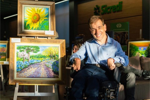 Sicredi Pioneira promove exposição itinerante de Jeferson Hoffmann, artista que pinta com a boca