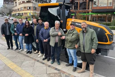 Novo trator de grande porte é integrado à frota da Prefeitura de Gramado