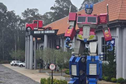 Optimus Prime gigante vira nova atração no Museu do Caminhão na Serra Gaúcha