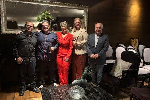 Câmara de Gramado homenageia o jornalista Caique Marquez pelos 30 anos de carreira