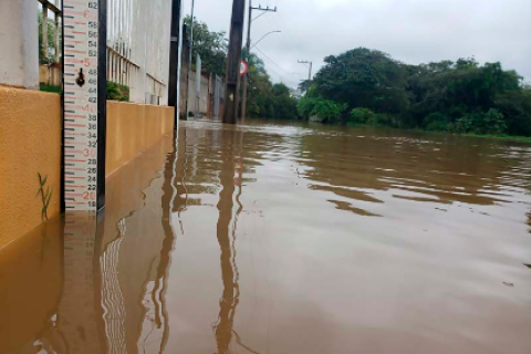 Rio dos Sinos entra em cota de inundação em São Leopoldo e segue em elevação.
